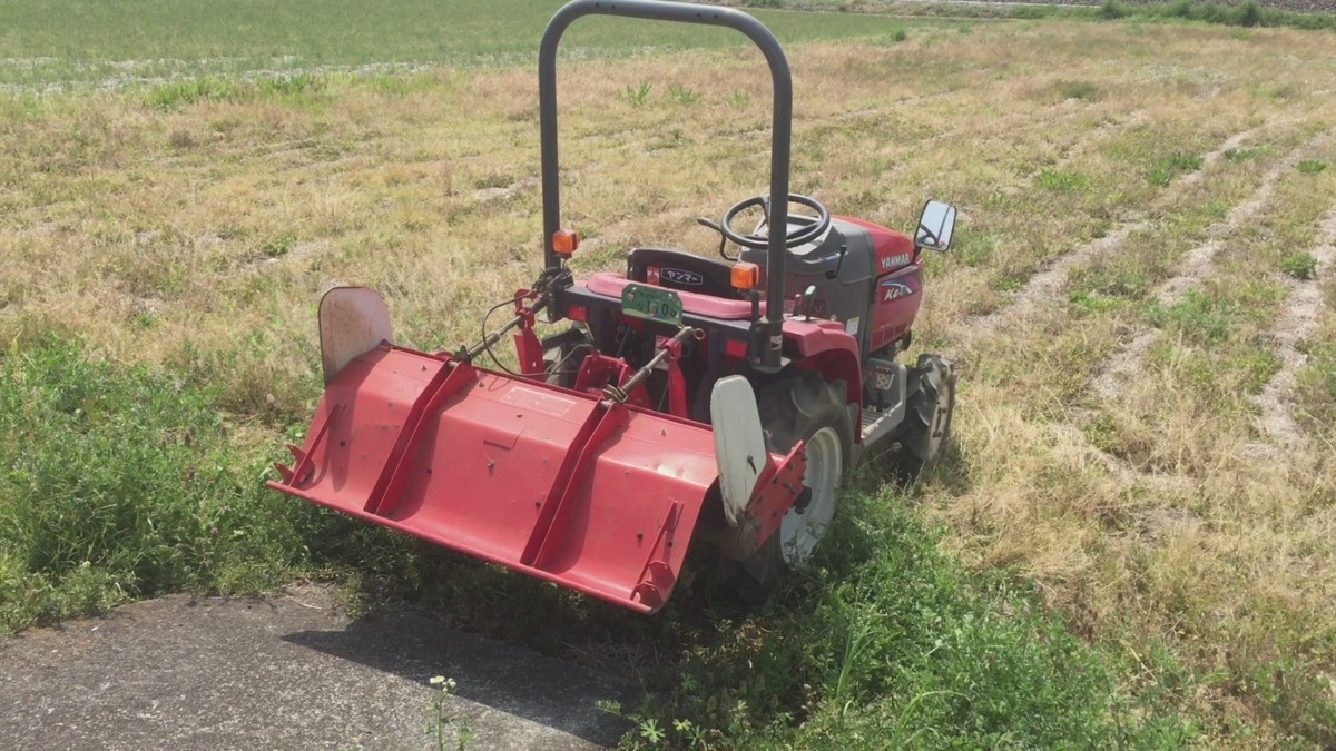 おこめです。田んぼでトラクター！岸さん、まだ下手っぴね。