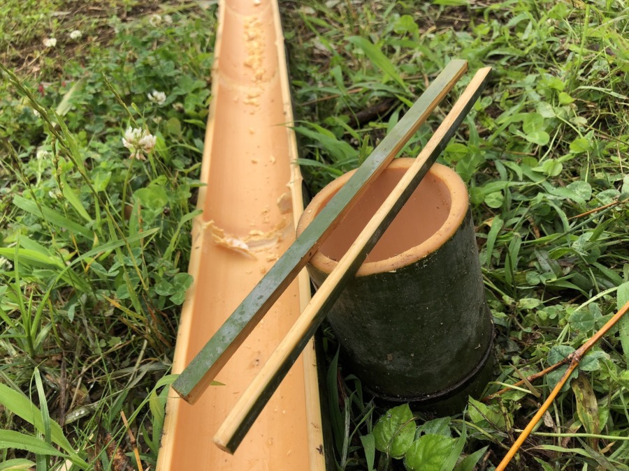 切った竹で食器と流しそうめんの・・・