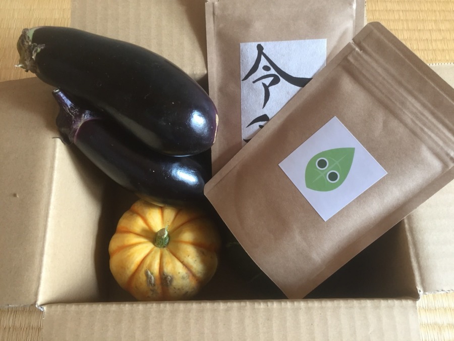 今日の配送。目立つ黄色いミニかぼちゃ。