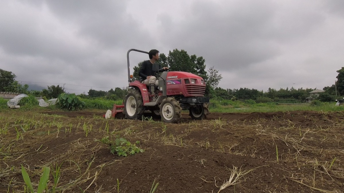 【はたけしごと】トラクターによる耕耘（こううん）♬
