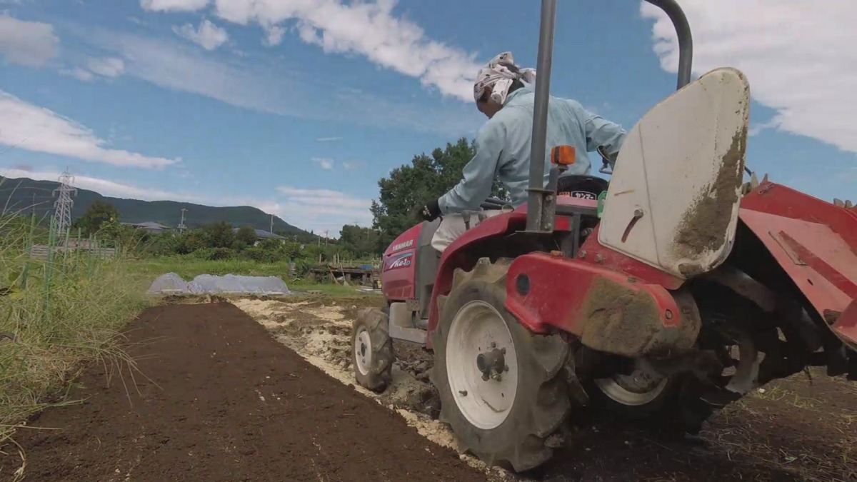 【はたけしごと】トラクターで耕し♬