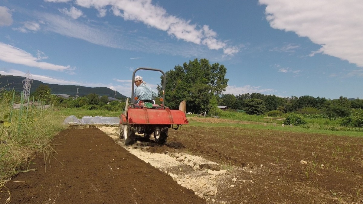 【はたけしごと】トラクターで耕し♬