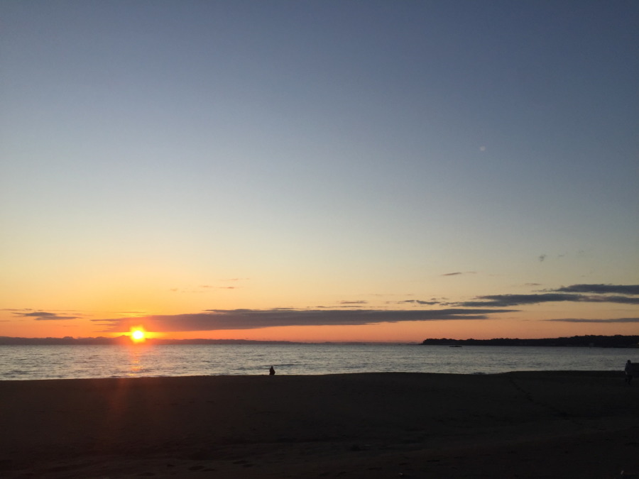 三浦海岸から見る朝日。冬は空気が透き通って格別。