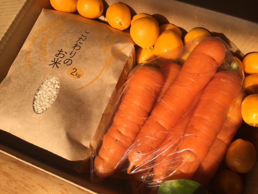 今日は豪華配送！！お米・もち米・人参・金柑・キャベツ・レモン。