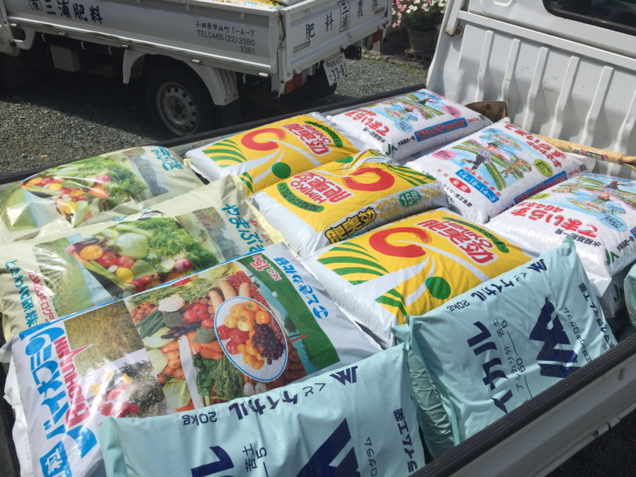 いざ！天気の良い来週に、田んぼ肥料まきプリーズ。