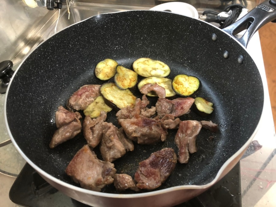 採れたてなすと、鹿肉を焼いて塩コショウ。